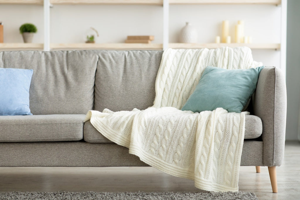Comment nettoyer un canapé en tissu ?